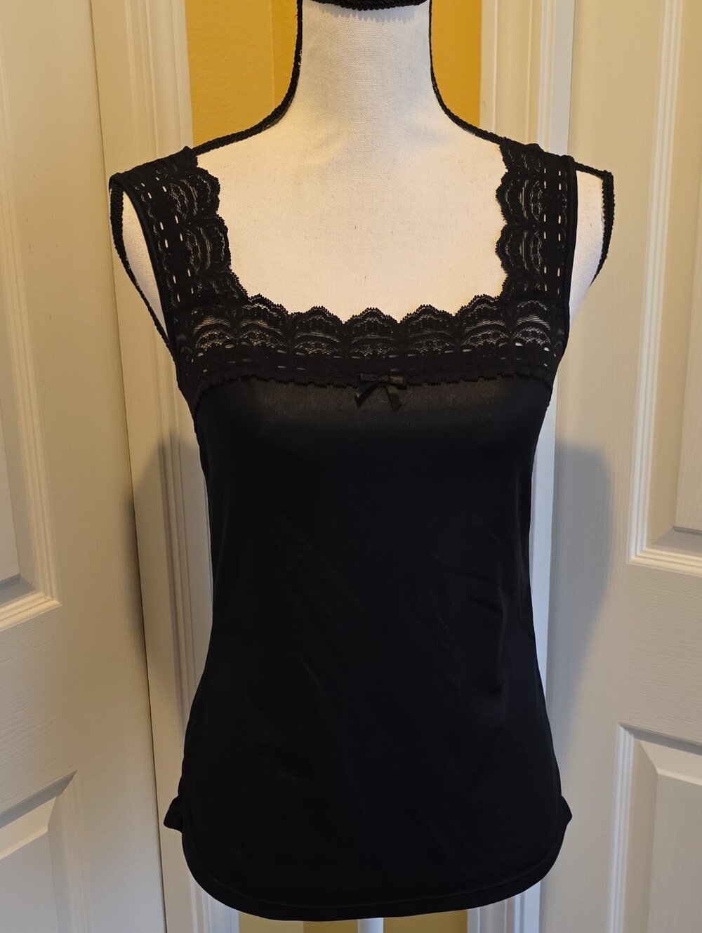 INTIMATE DETAILS BLACK CAMI TOP, SIZE 34 - Picture 8 of 9